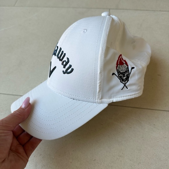 Callaway Flex Hat White with blue logo and a skull with crossed golf clubs - Picture 2 of 4